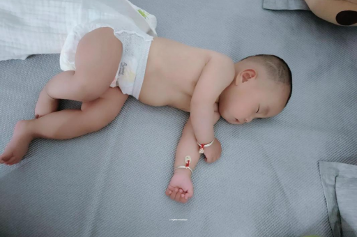 宣威三个月宝宝抬头不稳 宣威三个月宝宝抬头不稳